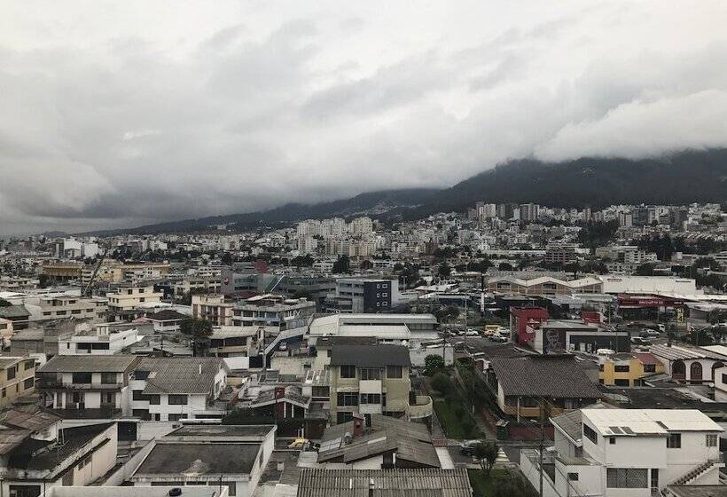 חדר סטנדרט לארבעה, Savoy Inn