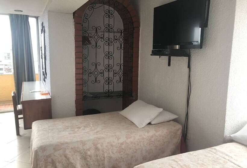 חדר סטנדרט לארבעה, Savoy Inn