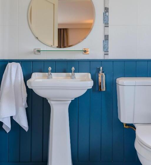 חדר משפחתי, The Smugglers Inn