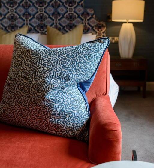 חדר משפחתי, The Smugglers Inn