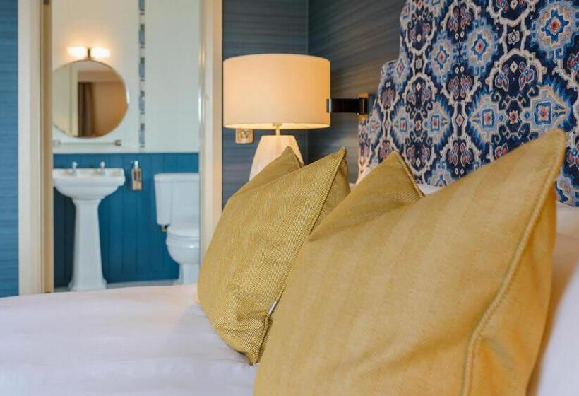 חדר משפחתי, The Smugglers Inn