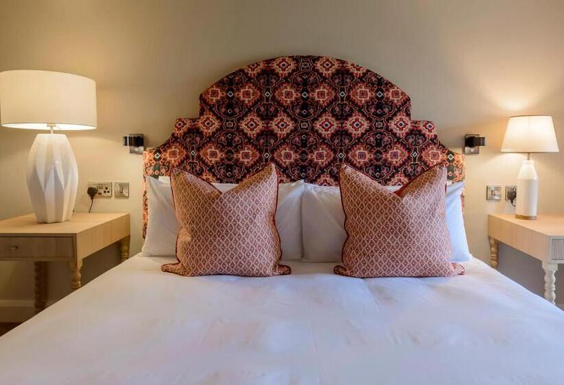 חדר סטנדרט לשלושה, The Smugglers Inn