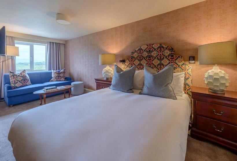 חדר סטנדרט לשלושה, The Smugglers Inn