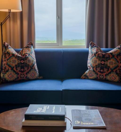 חדר סטנדרט לשלושה, The Smugglers Inn