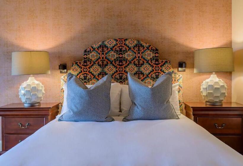 חדר סטנדרט לשלושה, The Smugglers Inn