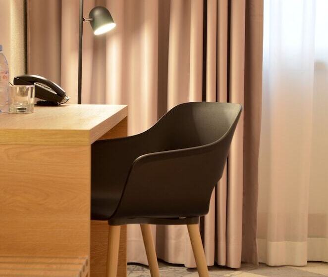 חדר סטנדרט לשלושה, Des Congrès