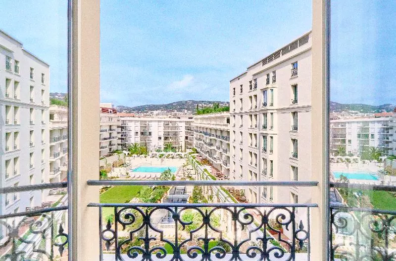 ガーデンビュースイート, Carlton Cannes, A Regent