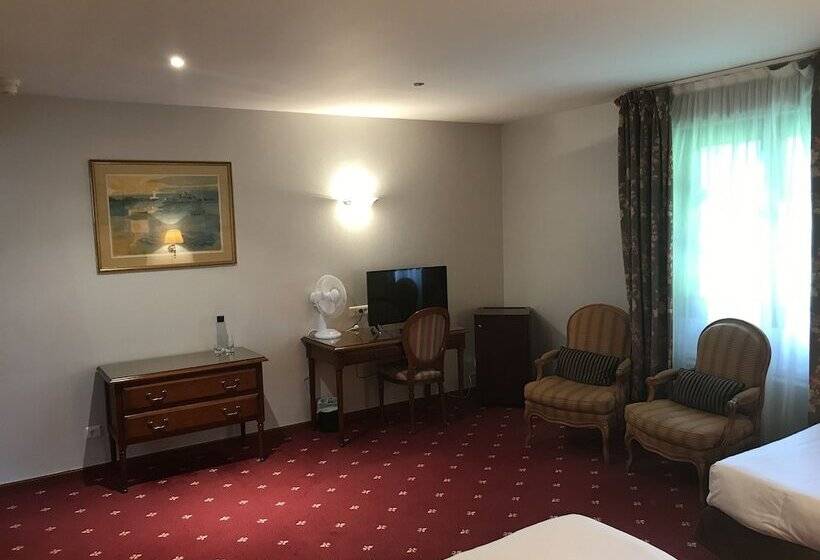 חדר משפחתי, Château De Sancy