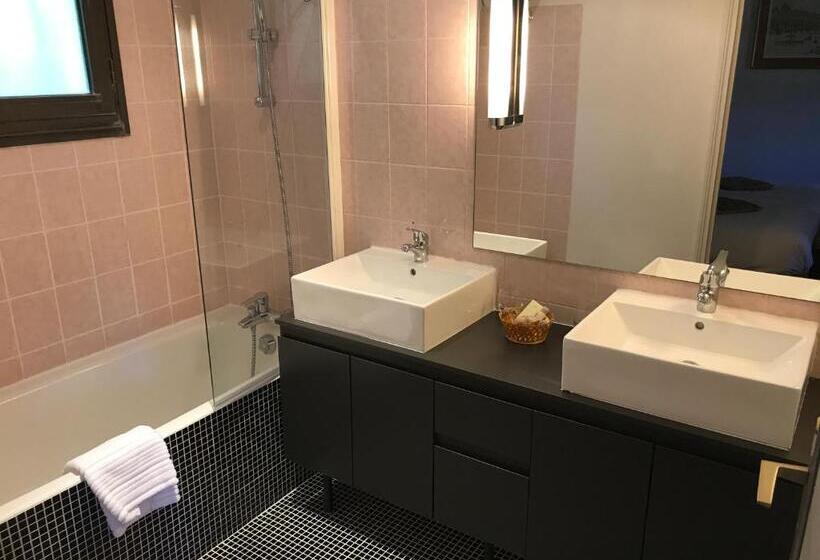 חדר משפחתי, Château De Sancy