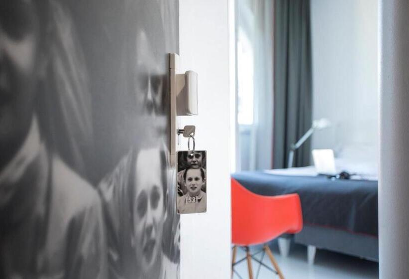 اتاق استاندارد, College