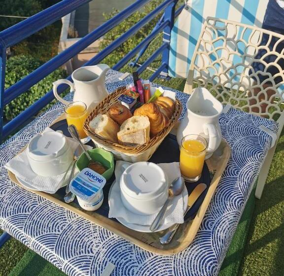 اتاق استاندارد با چشم‌انداز دریا, Cyrnea