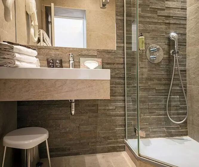 اتاق استاندارد سه نفره, Hôtel France Et Chateaubriand