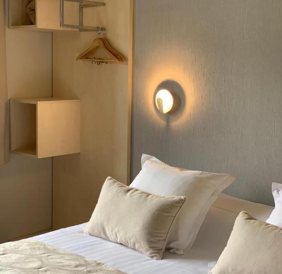 Superior room with lake view, Hôtel Beauregard, The Originals Relais