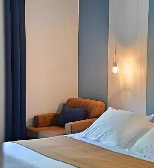 スーペリアトリプルルーム, Hôtel Beauregard, The Originals Relais