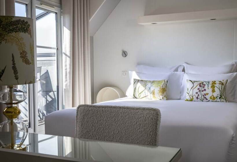 اتاق لوکس با چشم‌انداز, Hôtel De Banville