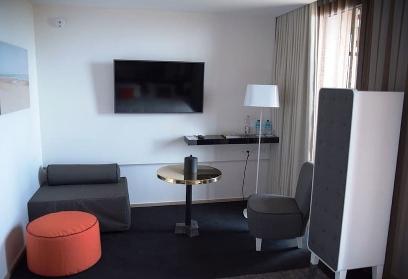 주니어 스위트, La Butte