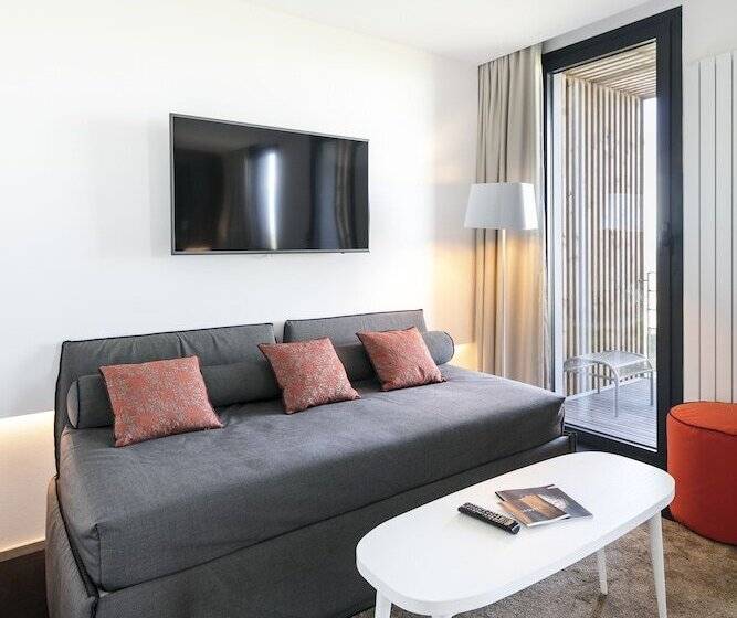 주니어 스위트, La Butte