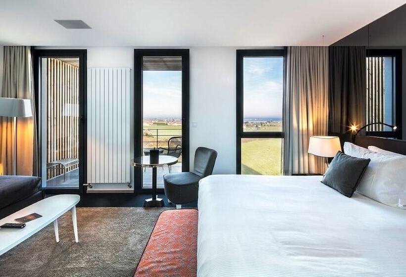 주니어 스위트, La Butte