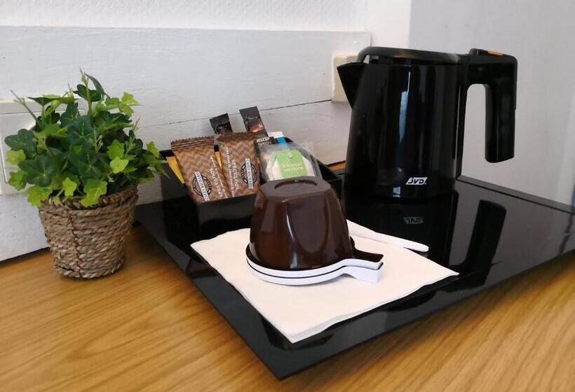 غرفة قياسية ثلاثية, Logis Hôtel Restaurant La Coupe D Or