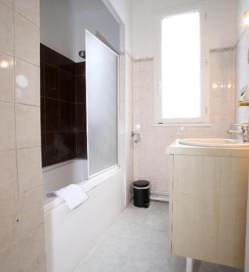 غرفة عائلية, Logis Hôtel Restaurant La Coupe D Or