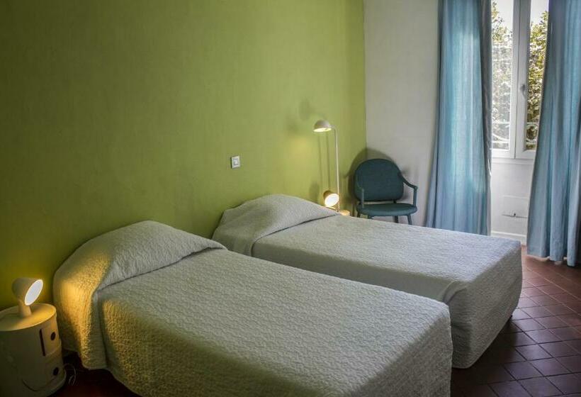 스탠다드 룸, Burrhus