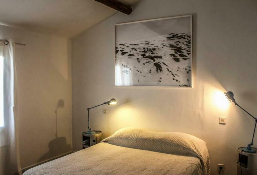 이코노미 룸, Burrhus