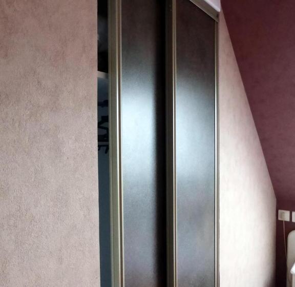 标准单人间, De France