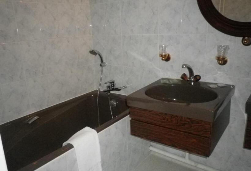 标准三人间, Logis Cit Hôtel Des Vosges 5 Rue De La Gare