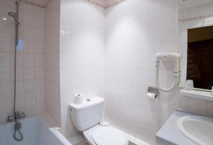 Номер Стандарт Трехместный, Hôtel Les Tilleuls, Bourges