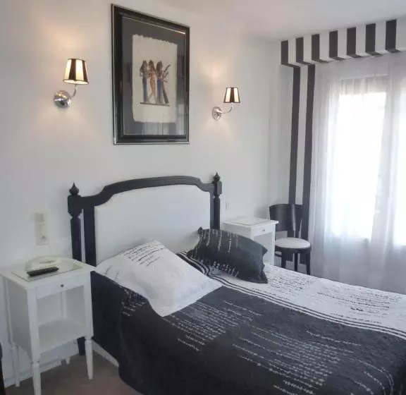 Chambre Standard Individuelle Adaptée aux Personnes à Mobilité Réduite, Le Quercy