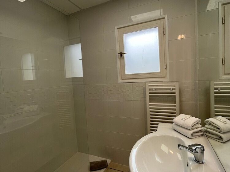 스탠다드 트리플 룸, Hôtel Les Sables   Urban Style   By Logis Hotels