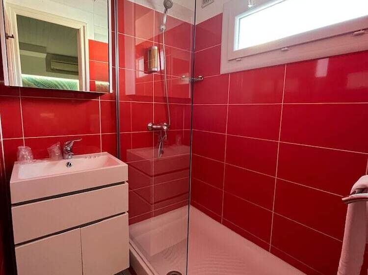 标准三人间, Hôtel Les Sables   Urban Style   By Logis Hotels