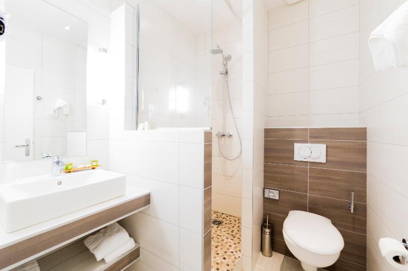 스탠다드 트리플 룸, Logis Hôtel Restaurant Le Cours