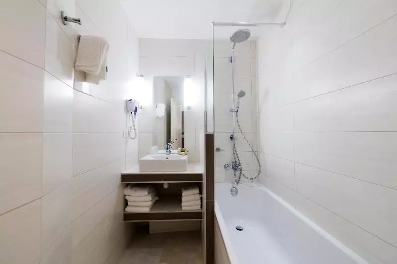 スタンダード４人部屋, Logis Hôtel Restaurant Le Cours