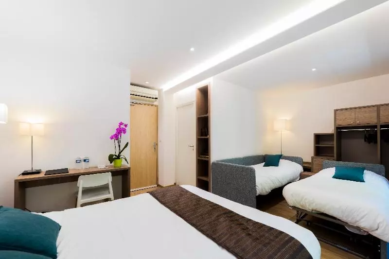 スタンダード４人部屋, Logis Hôtel Restaurant Le Cours