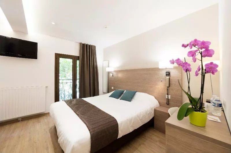 スタンダード４人部屋, Logis Hôtel Restaurant Le Cours