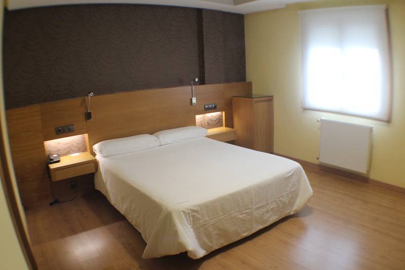 스탠다드 트리플 룸, Logis Hôtel Restaurant Le Cours