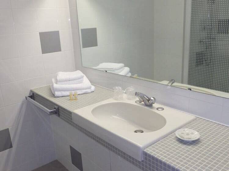 חדר סטנדרט לשלושה, Royal Vezere