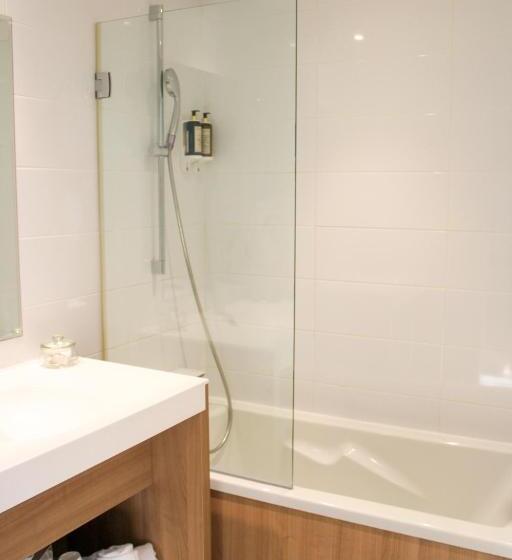 Трехместный Номер Премиум, The Originals Boutique, Hôtel Neptune, Montpellier Sud