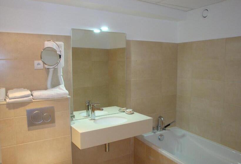 Номер Стандарт Трехместный, Hôtel De L Orme, Akena