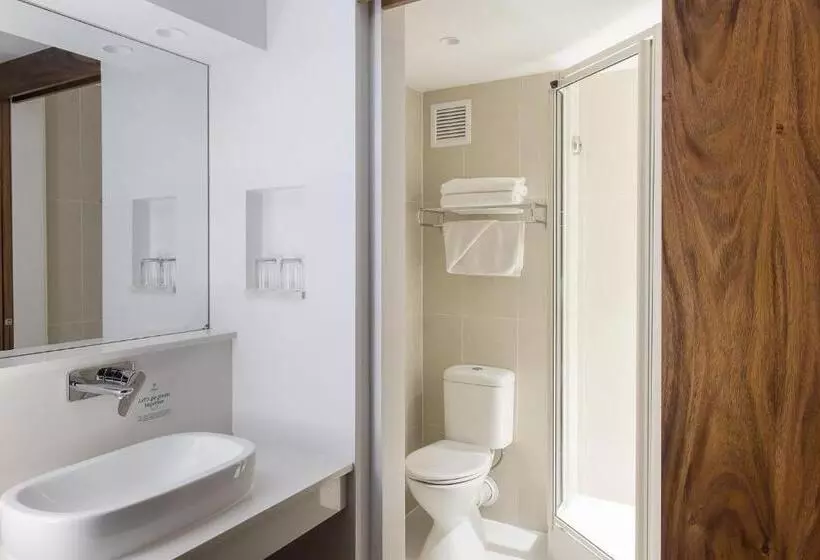 バルコニー付きスタンダードルーム, Holiday Inn Suva, An Ihg