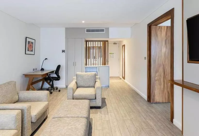 バルコニー付スイート, Holiday Inn Suva, An Ihg