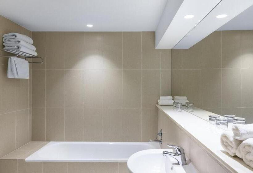 스위트 킹사이즈 침대, Holiday Inn Suva, An Ihg