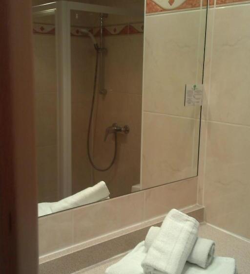 스탠다드 트리플 룸, Hôtel Restaurant Oasis