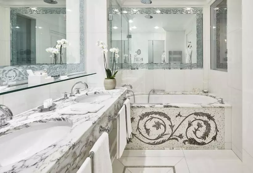 デラックスルーム, Plaza Athenee  Dorchester Collection