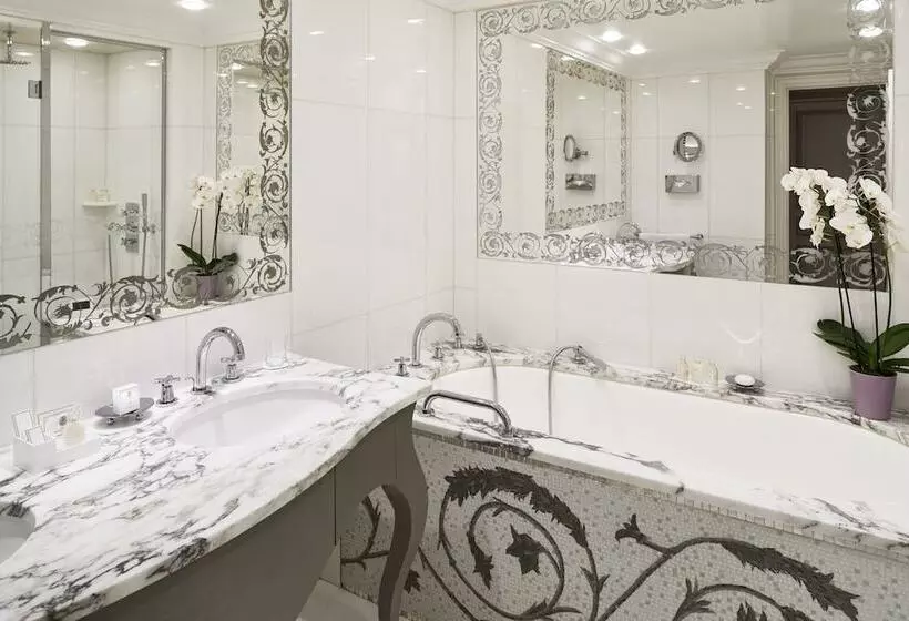 スーペリアールーム, Plaza Athenee  Dorchester Collection