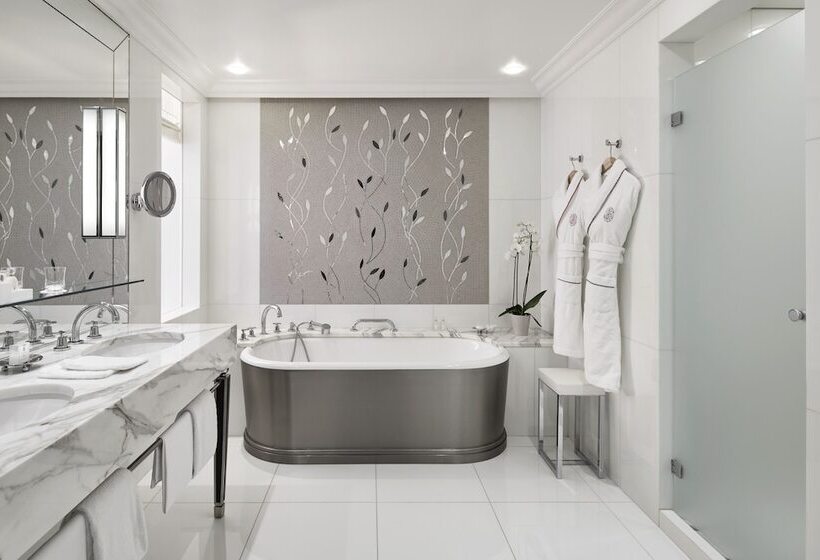 سوییت لوکس, Plaza Athenee Dorchester Collection