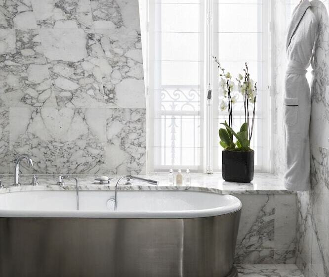 سوییت سوپریور, Plaza Athenee Dorchester Collection