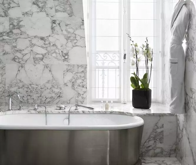 スーペリアースイート, Plaza Athenee  Dorchester Collection