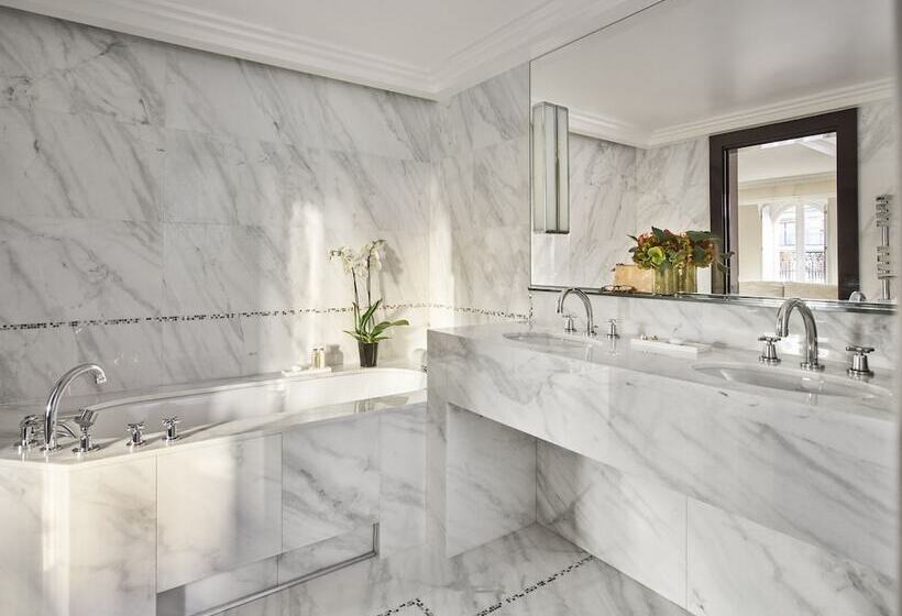 سوییت جونیور لوکس, Plaza Athenee Dorchester Collection